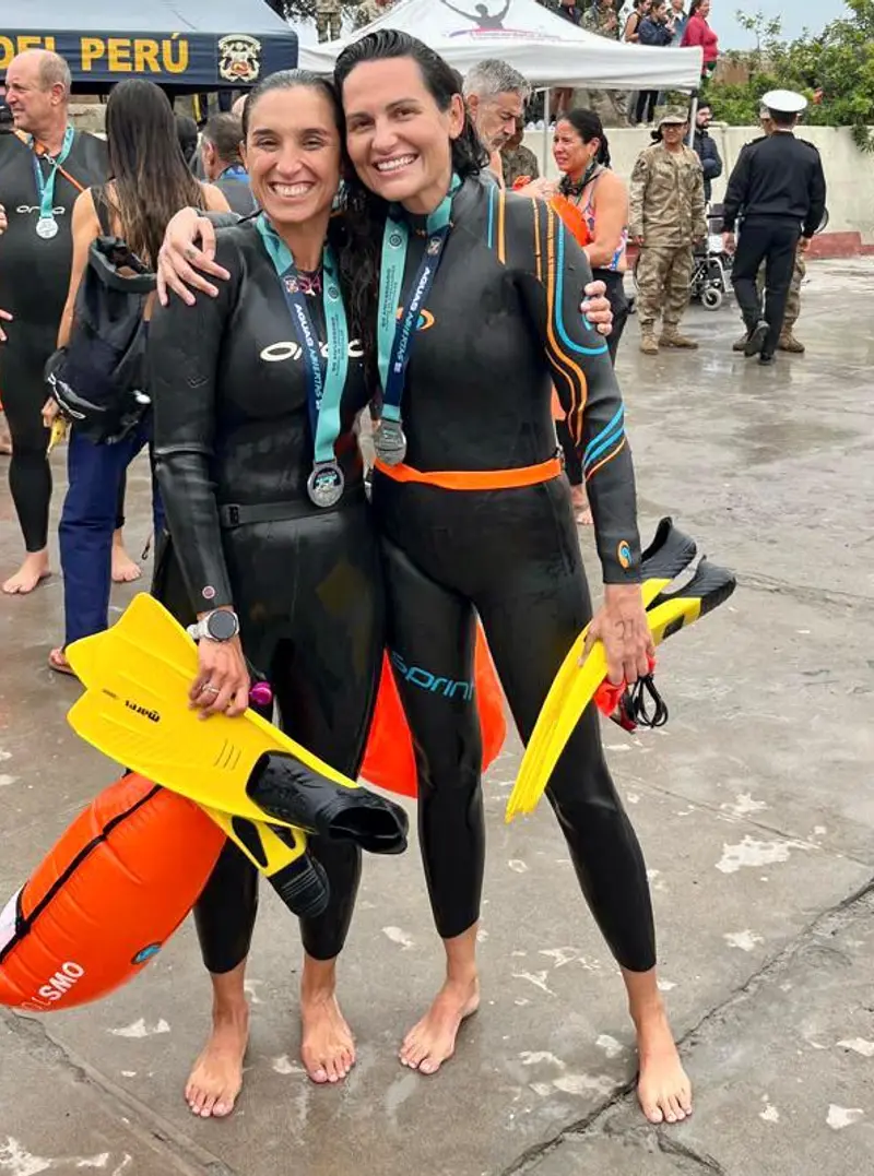 Tita y Eri con sus medallas al terminar la travesía.